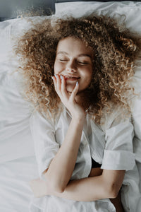 Comment la soie améliore la routine beauté nocturne ?